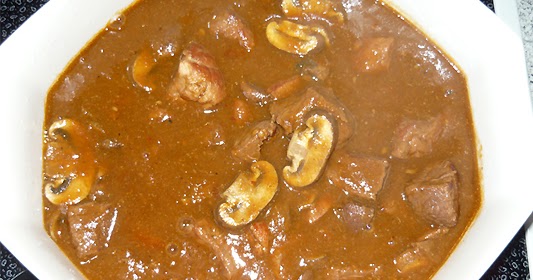 Beschwipstes Kochen: Weingulasch mit Champignons