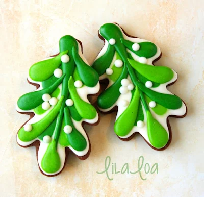 A cookie decorating video tutorial - decorated Christmas cookies - mistletoe