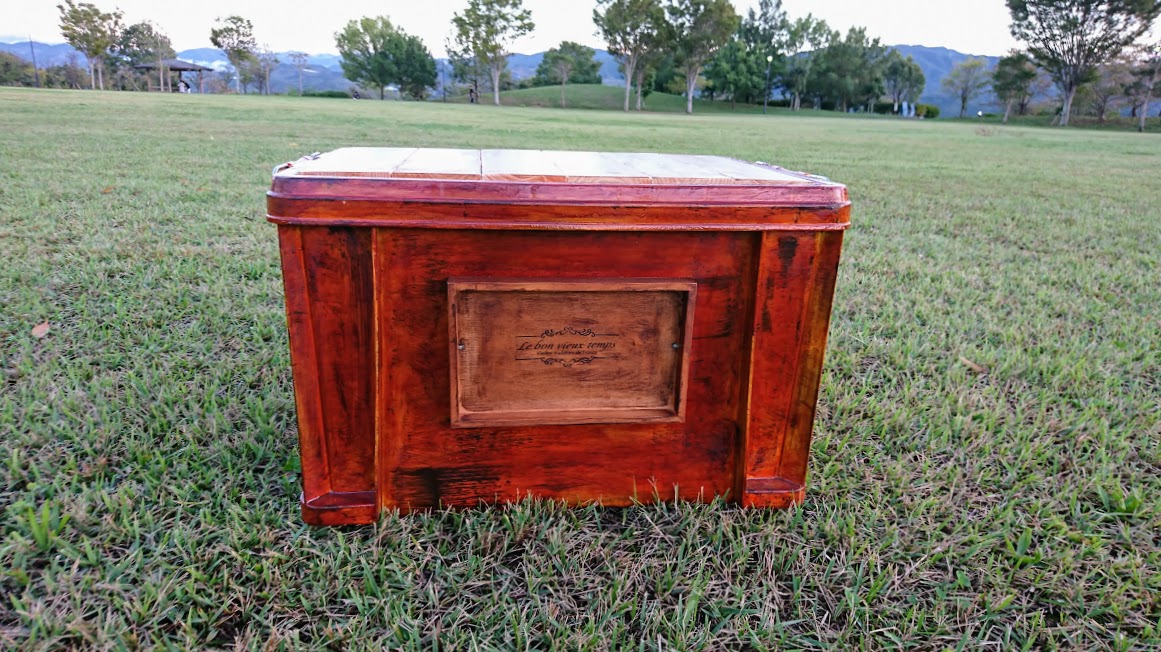 DEBUs・くりえ～と コンテナボックスを木目塗装のテーブルへ