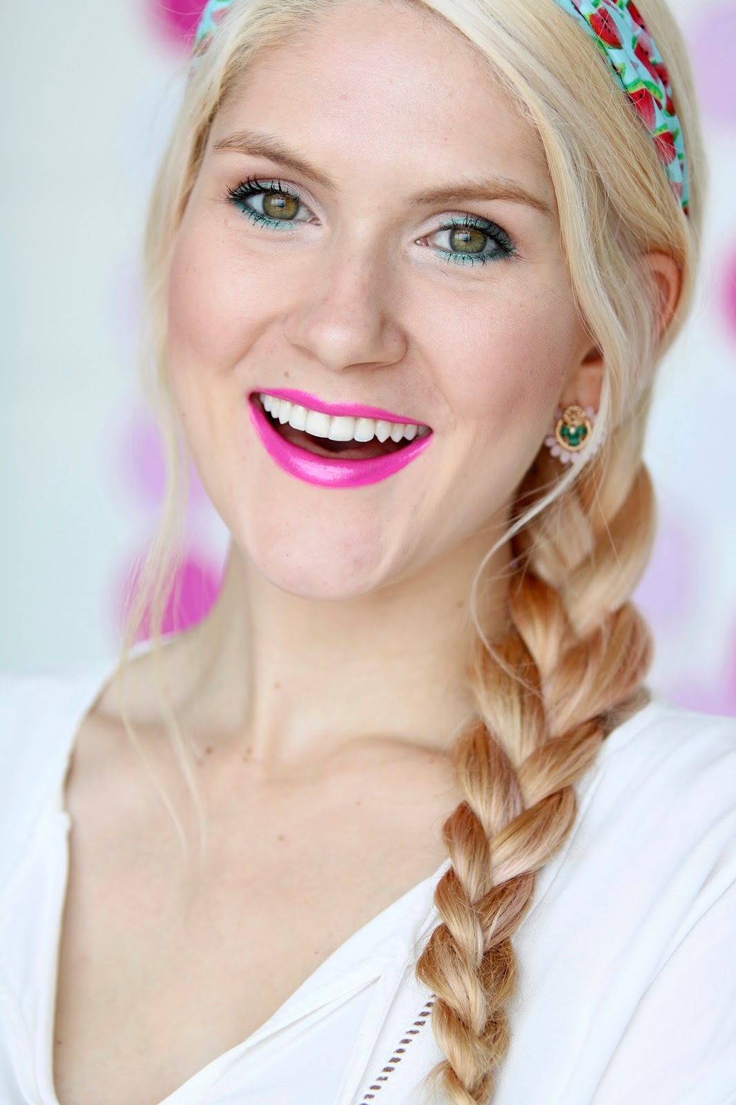 Click through for the full tutorial on this bright Summer makeup!