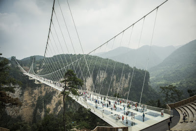 1a3 China's record-breaking glass bridge closes less than 2 weeks after opening