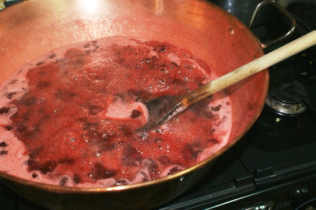 A recipe for strawberry jam that really sets well