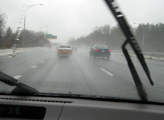 mengemudi di di saat hujan