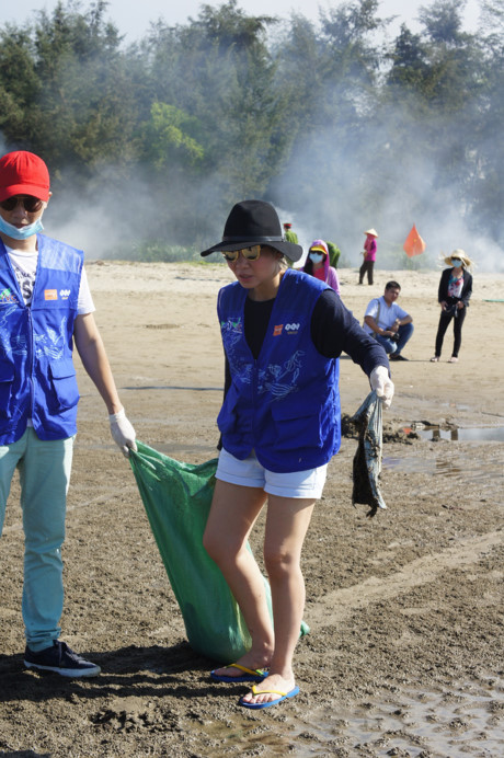 Cam kich hinh anh Thu Minh khong ngai ban ra bien don sach rac - Anh 4