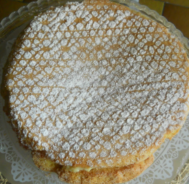 pan di spagna con crema e fragole 