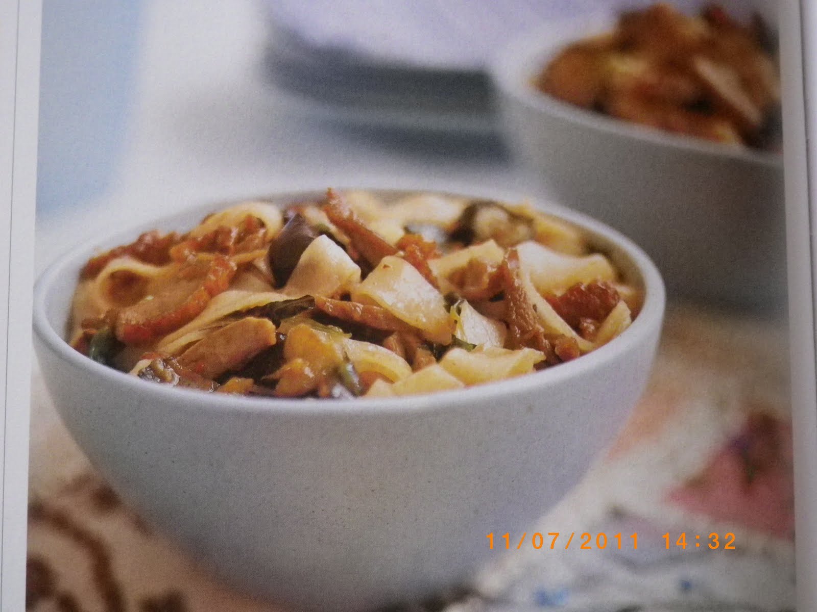 Internacionalna Kuhinja: Geflügel-CHINESISCHE GERÖSTETE ENTE MIT REISNUDELN