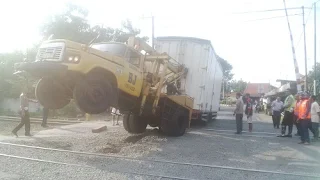 Masuk Pintu Perlintasan Kereta Api, Truk Ini Tiba-Tiba Mogok Selanjutnya Ini Yang Terjadi