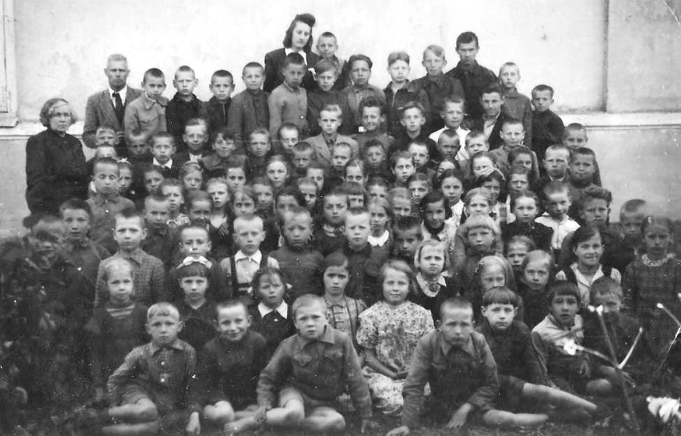 Vasku skolas skolēni ar skolotājiem 1949. gadā