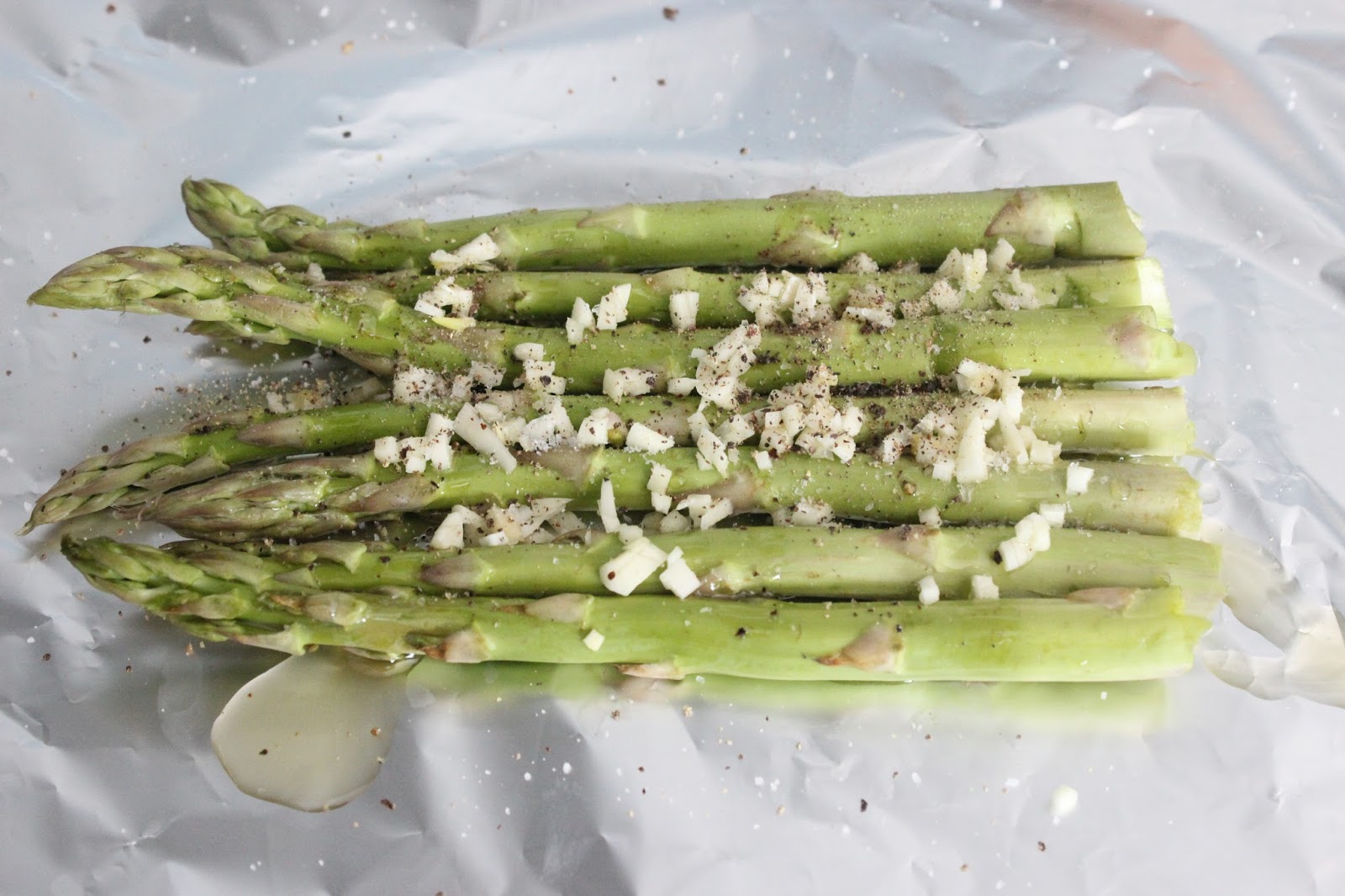 Salmón en "papillote", con Espárragos Verdes Las Recetas de Marichu