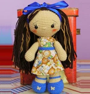 http://patronesamigurumipuntoorg.blogspot.com.es/2014/08/muneca-crochet-con-vestido-y-zapatitos.html
