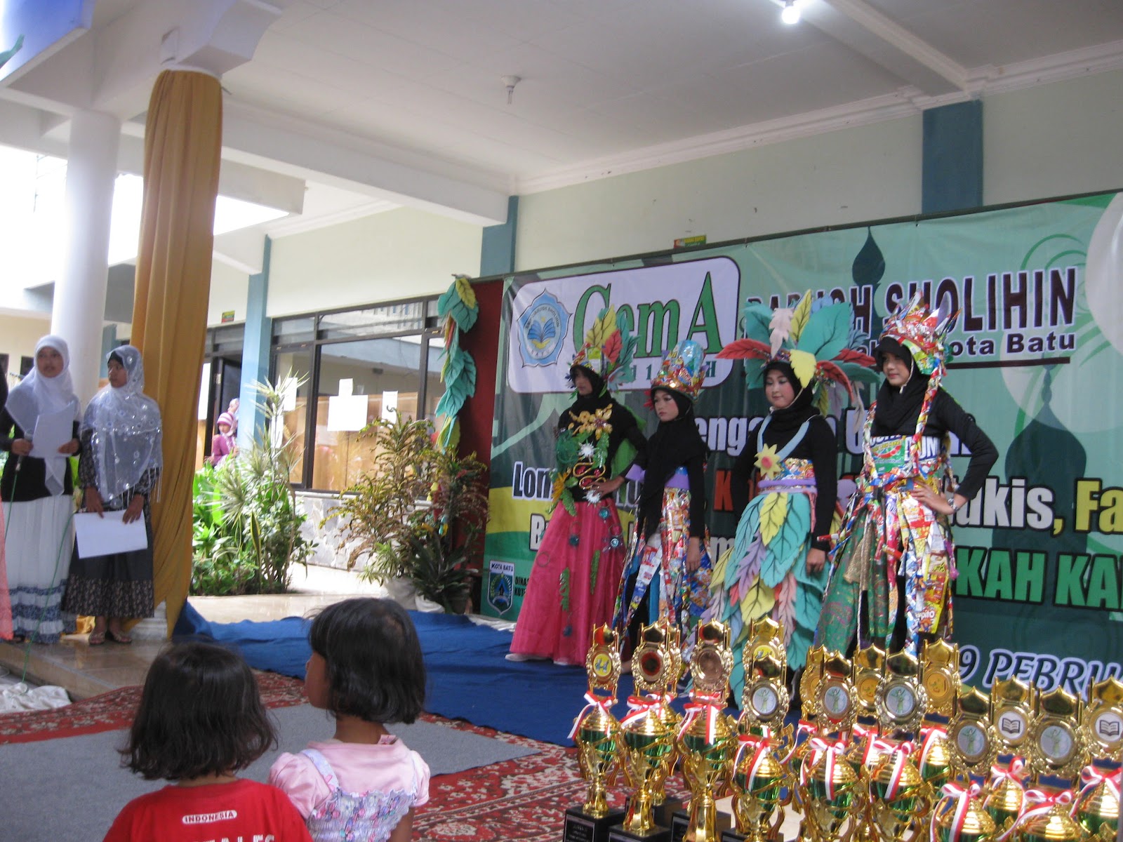 Membuat Kostum Fashion Show atau Karnaval Berbahan Dasar 