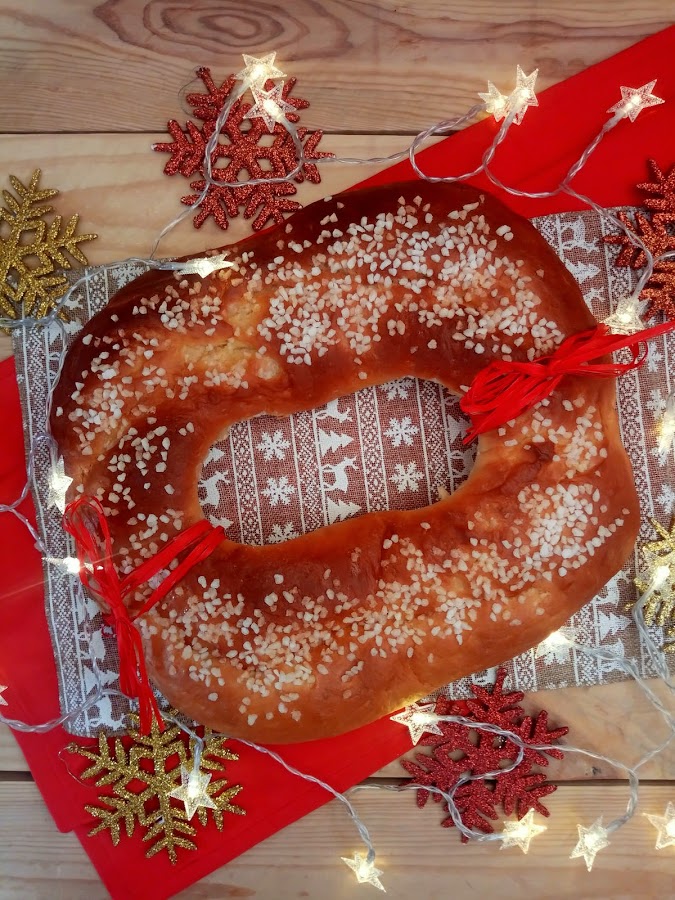 Roscón de Reyes con aceite de oliva virgen extra. Receta tradicional navideña. Masas, levados, agua de azahar, AOVE, hecho en casa, reyes magos, ilusión, receta sencilla. Desayuno, merienda, postre.