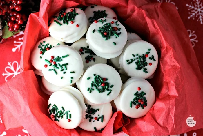 White Chocolate Covered Gingerbread OREOS | by Renee's Kitchen Adventures - Easy recipe for a quick sweet holiday treat perfect for enjoying or giving as a gift!