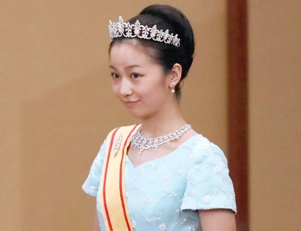 Princess Kako is the second daughter of Prince Akishino and Princess Kiko. Princess Kako is the granddaughter of Emperor Akihito and Empress Michiko. Diamond Tiara, diamond earrings, diamond rings, gift Christmas diamond rings