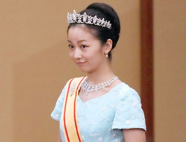 Princess Kako is the second daughter of Prince Akishino and Princess Kiko. Princess Kako is the granddaughter of Emperor Akihito and Empress Michiko. Diamond Tiara, diamond earrings, diamond rings, gift Christmas diamond rings
