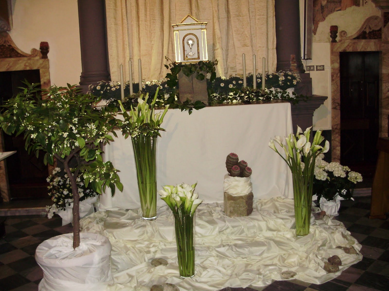 Altare Composizioni Floreali Pasquali Per Chiese Arte Floreale per la Liturgia: Rubrica: Altare della reposizione 2011