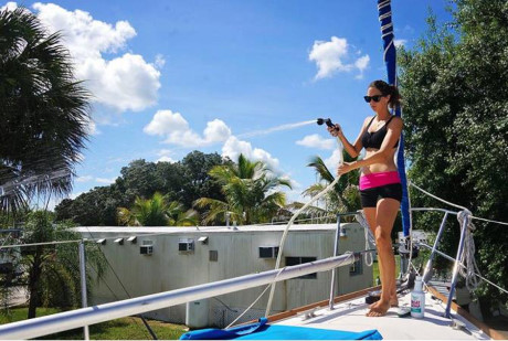 Ban toan bo tai san de di vong quanh the gioi tren bien - Anh 4