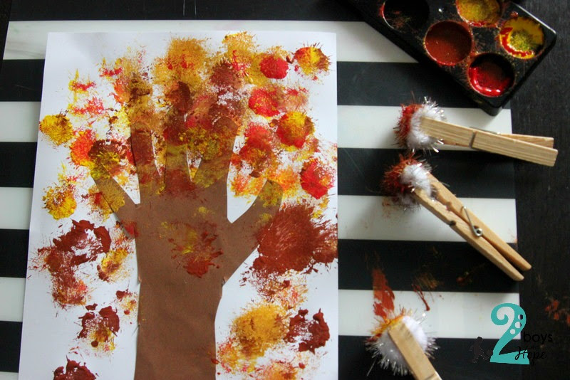 2 boys + Hope: Ζωγραφίζουμε.. με πομ πομ