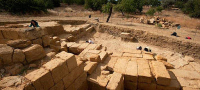 Αποκαλύφθηκε ελληνιστικό θέατρο στη Σικελία -Βρήκαν μέχρι θεατρικές μάσκες [εικόνα]  