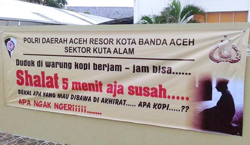 Spanduk Ajakan Sholat dari Kepolisian Aceh