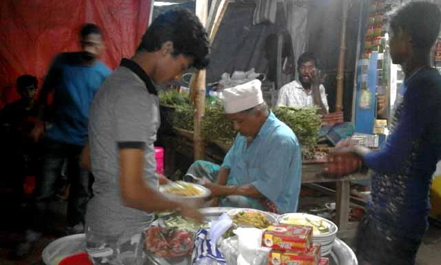 শাহরাস্তির ফুটপাতে বিরিয়ানি বিক্রি করে সফল আবদুল লতিফ