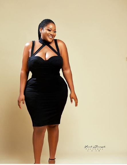 Birthday Photos Of A Nigerian Lady Goes Viral Cos Of Her Massive B00bs & 'Perfect' Ukwu %Post Title
