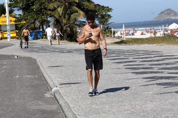 José Loreto caminha pela orla ao deixar a praia