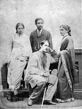 Rabindranath Tagore with literary companions Jnanadanandini Devi, Satyendranath, Kad | | Indian Author & Poet Rabindranath Tagore Rare Photos | Rare & Old Vintage Photos