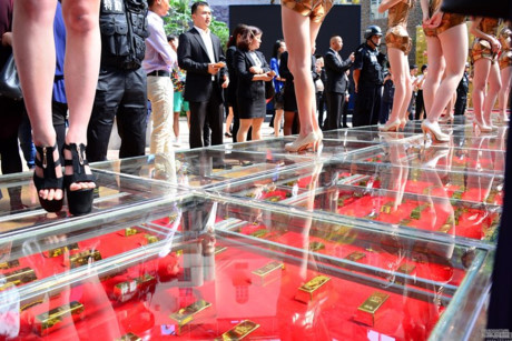 Choàng dàn người mẫu diện bikini bằng vàng đi trên 666 thỏi vàng ròng - Ảnh 4 Choang dan nguoi mau dien bikini bang vang di tren 666 thoi vang rong - Anh 4