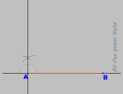 Traçando uma perpendicular ao primeiro lado do quadrado pelo vértice A.