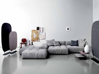 sala con sofá gris