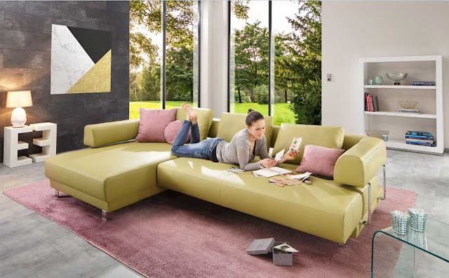Moderne-ecksofa-mit-doppelbettfunktion-aus-hochwertigem-Leder-und-metallgestell-dass-komplett-mit-Rückenkissen-für-beste-Sofa-Wohnzimmer-Ideen