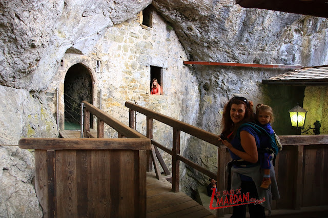 Entrar a la cueva del castillo de Predjama