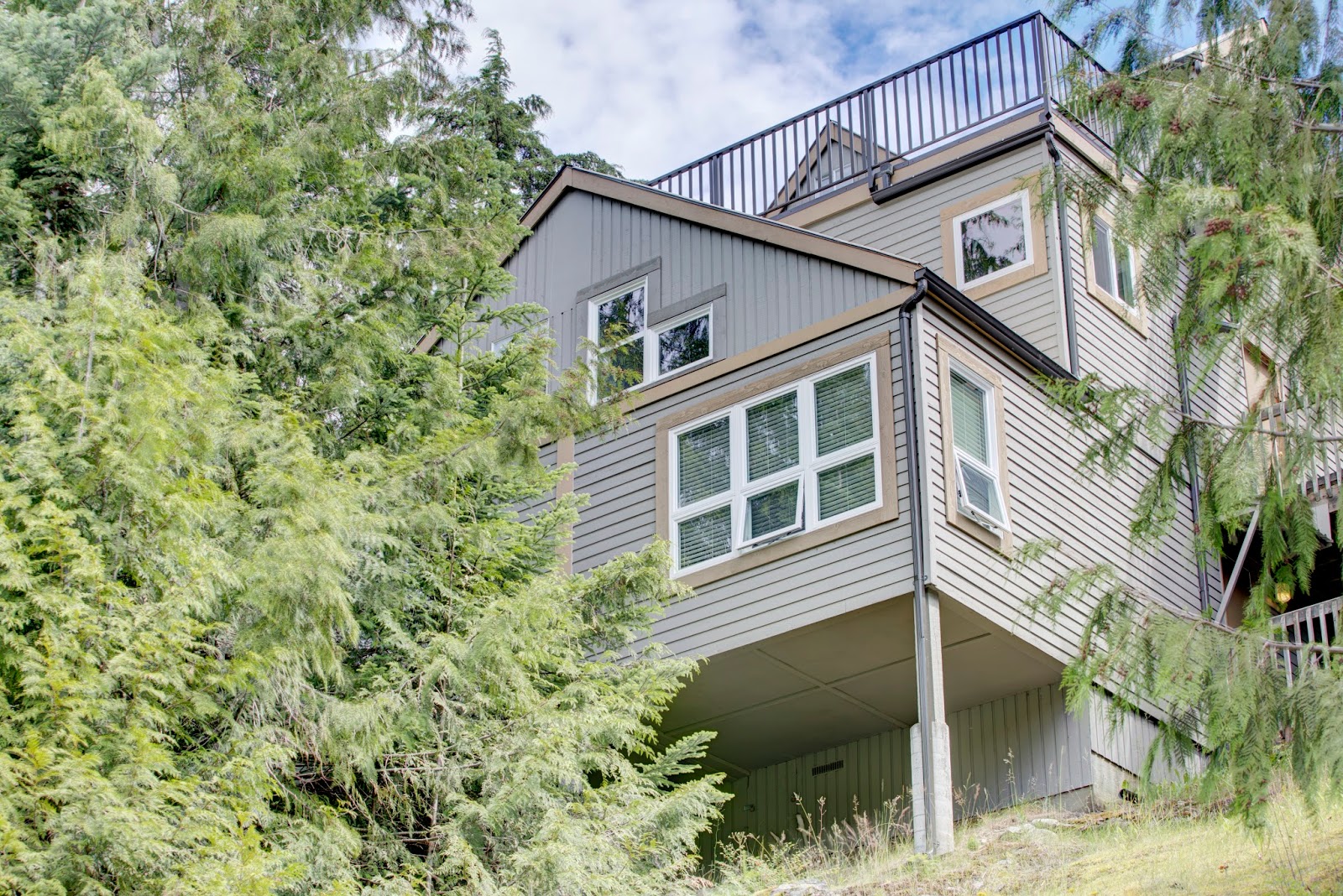 Townhouse For Sale in Gondola Village in Whistler Creekside! 2 2154