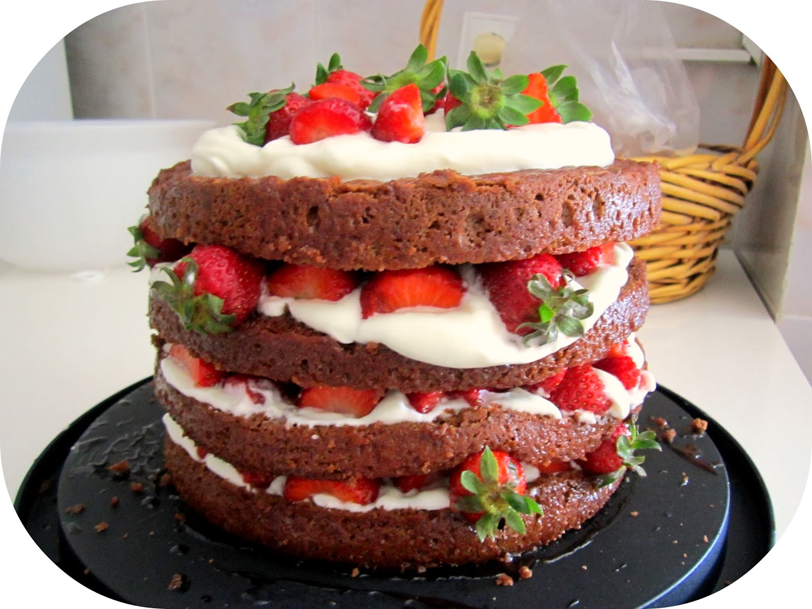 Bolo de Chocolate com Chantilly e Morangos Receita