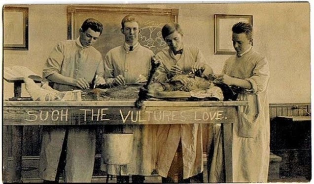 Antiguas fotos de estudiantes de medicina con cadáveres. 
