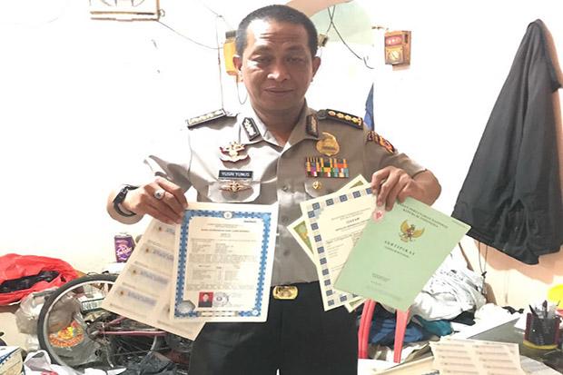 Penggerebekan Dilakukan Polda Jawa Barat Kepada Komplotan Pemalsu Dokumem Penggerebekan Dilakukan Polda Jawa Barat Kepada Komplotan Pemalsu Dokumem