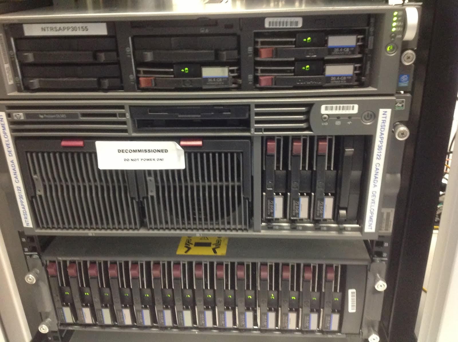 Network Advisor HP Proliant Server stacked in Rack