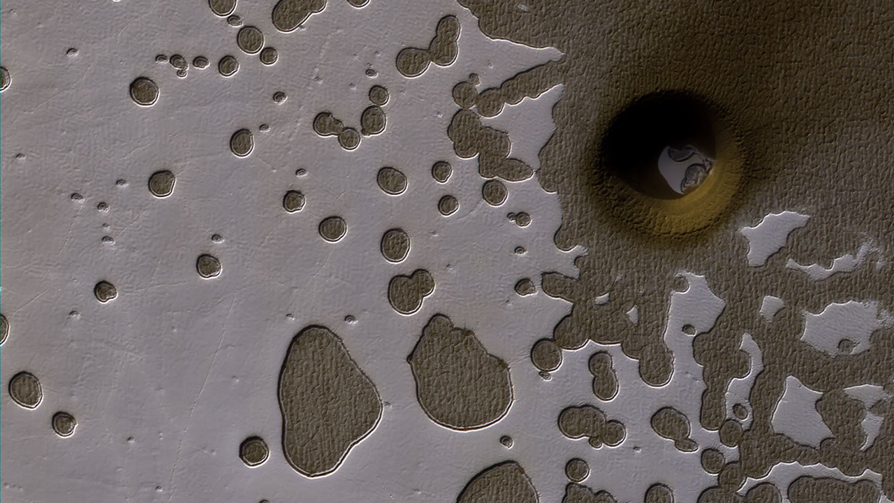 La NASA no puede explicar qué hizo este extraño y profundo agujero en Marte