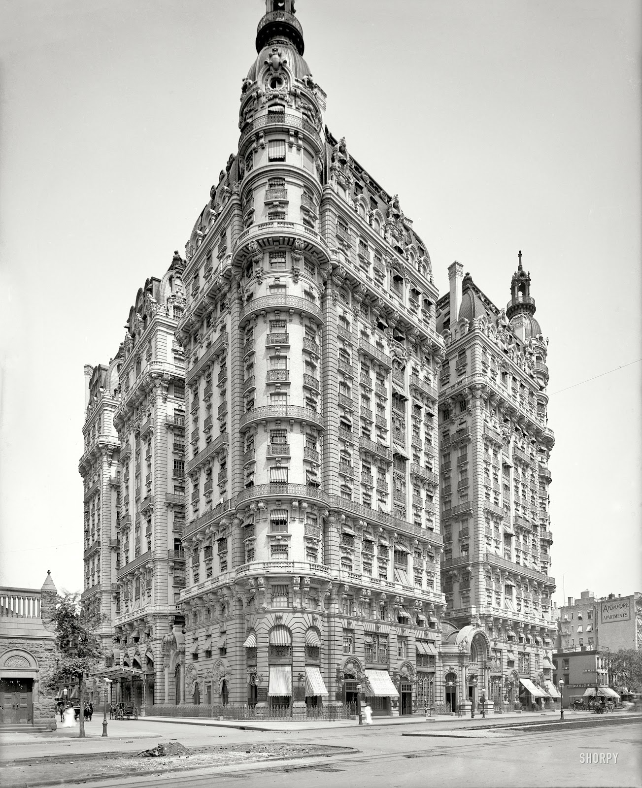 Árboles y Edificios Ansonia Apartments. (New York circa 1904)
