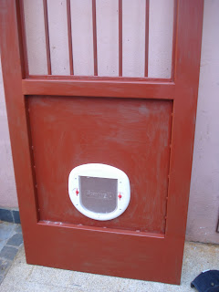 Herreria de obra lo de olea: puerta para patio con acceso para perros y