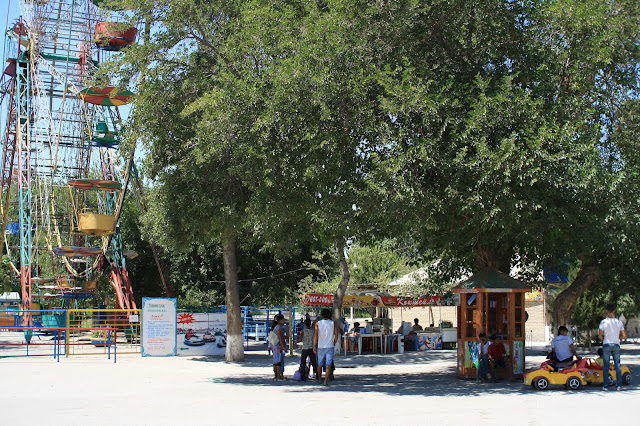 Ouzbékistan, Boukhara, Parc des Samanides, manèges, grande roue, © L. Gigout, 2010