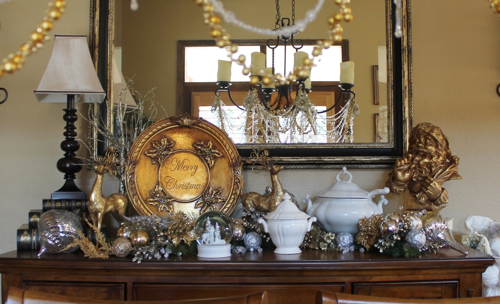 Southern Seazons: Silver and Gold Dining Room