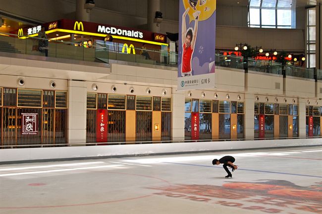 GAMBAR SHOPPING MALL TERBESAR DUNIA KINI MASIH 99% KOSONG SELEPAS 7