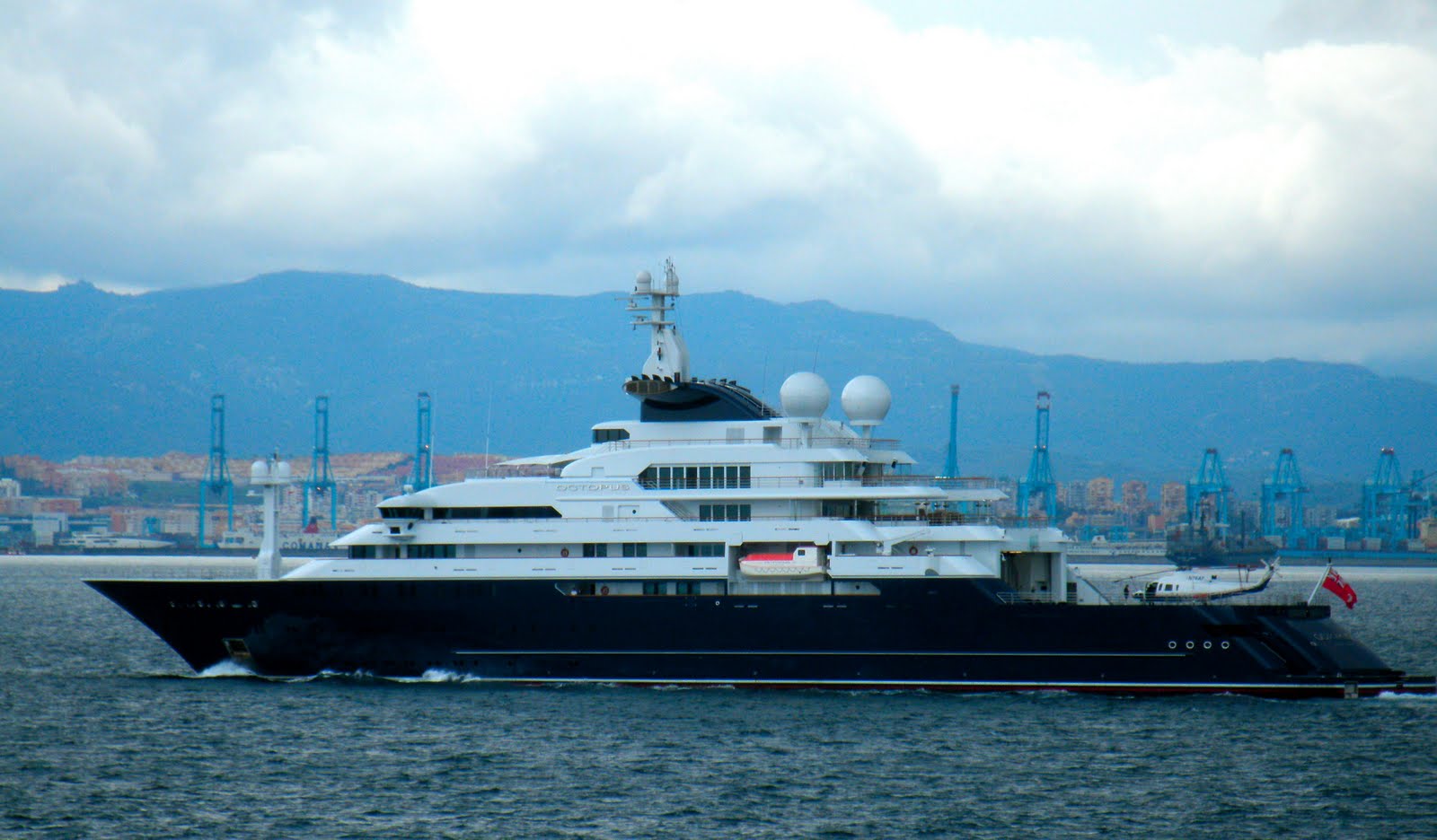 photo-blog-worlds-largest-yacht-octopus