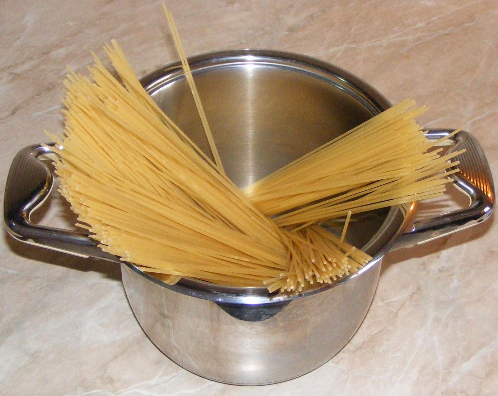 spaghete, retete cu spaghete, reteta cu spaghete, retete si preparate culinare cu spaghete, preparate cu spaghete, retete cu paste, reteta cu paste, spaghete pentru mancaruri cu sos, 