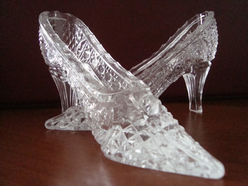 хрустальные туфли. ля надела туфли из хрусталя. хрустальная туфелька золушки. хрустальная туфелька золушки дисней. туфли золушки.