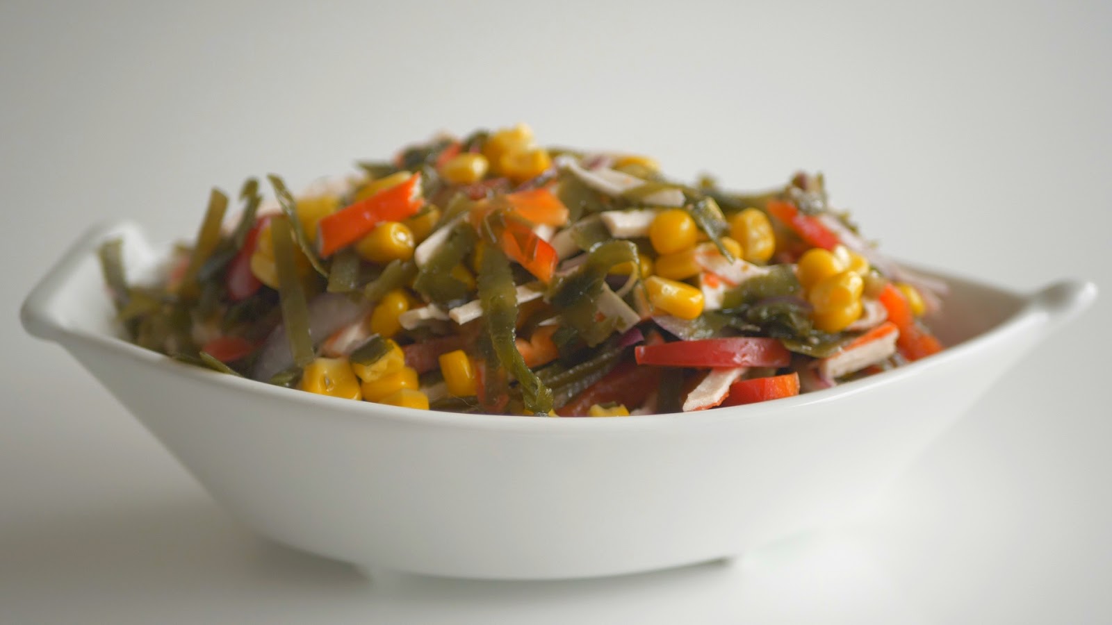 Морская капуста салаты без майонеза. Морская капуста с яйцом. Салат с морской капустой. Салат с морской капустой. Салат с морской капустой и яйцом.