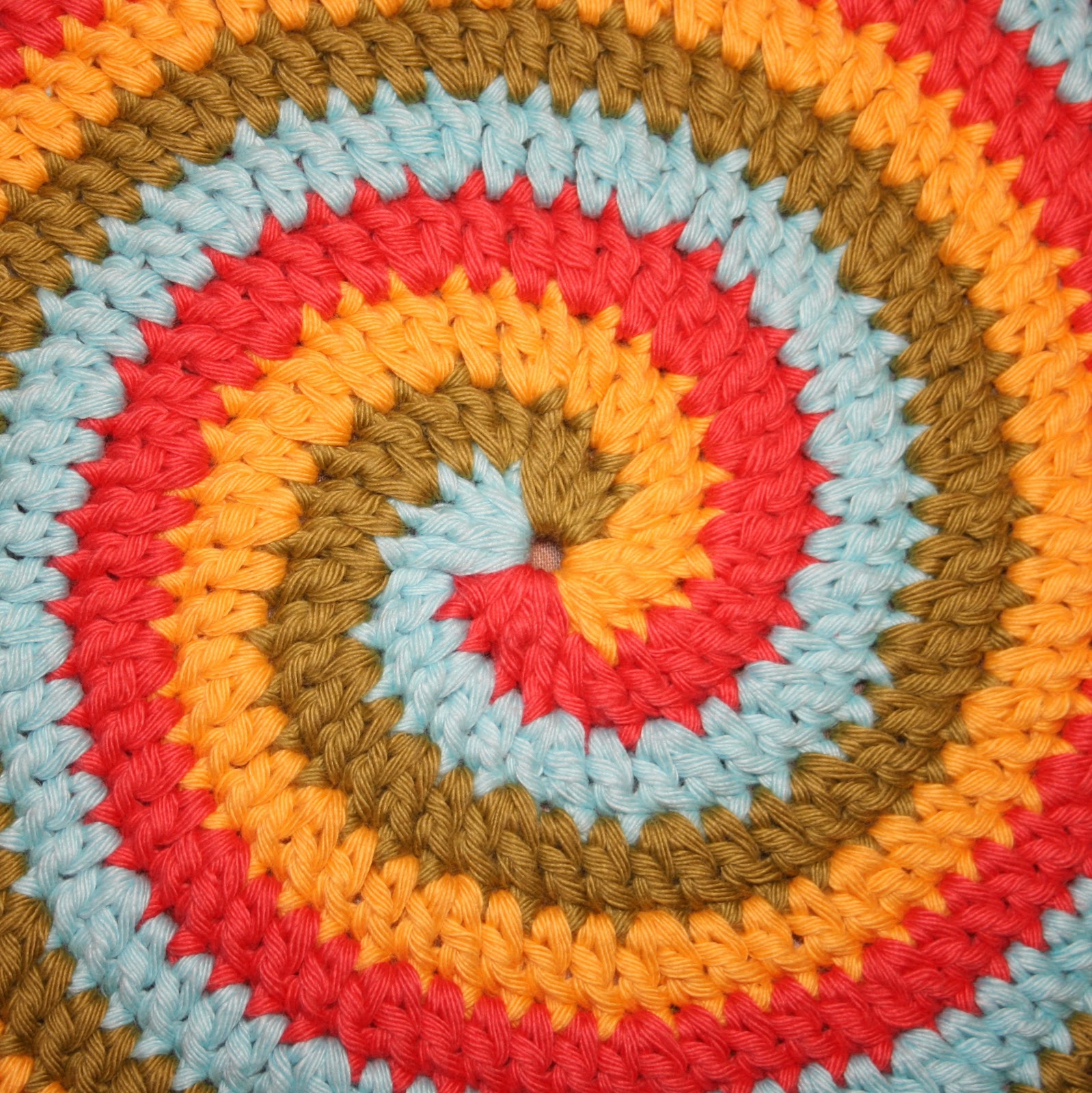 Урок вязания крючком коврика. Вязание крючком круговых половиков. Разноцветный коврик крючком. Вязаные коврики крючком. Коврик из вязаных кругов.