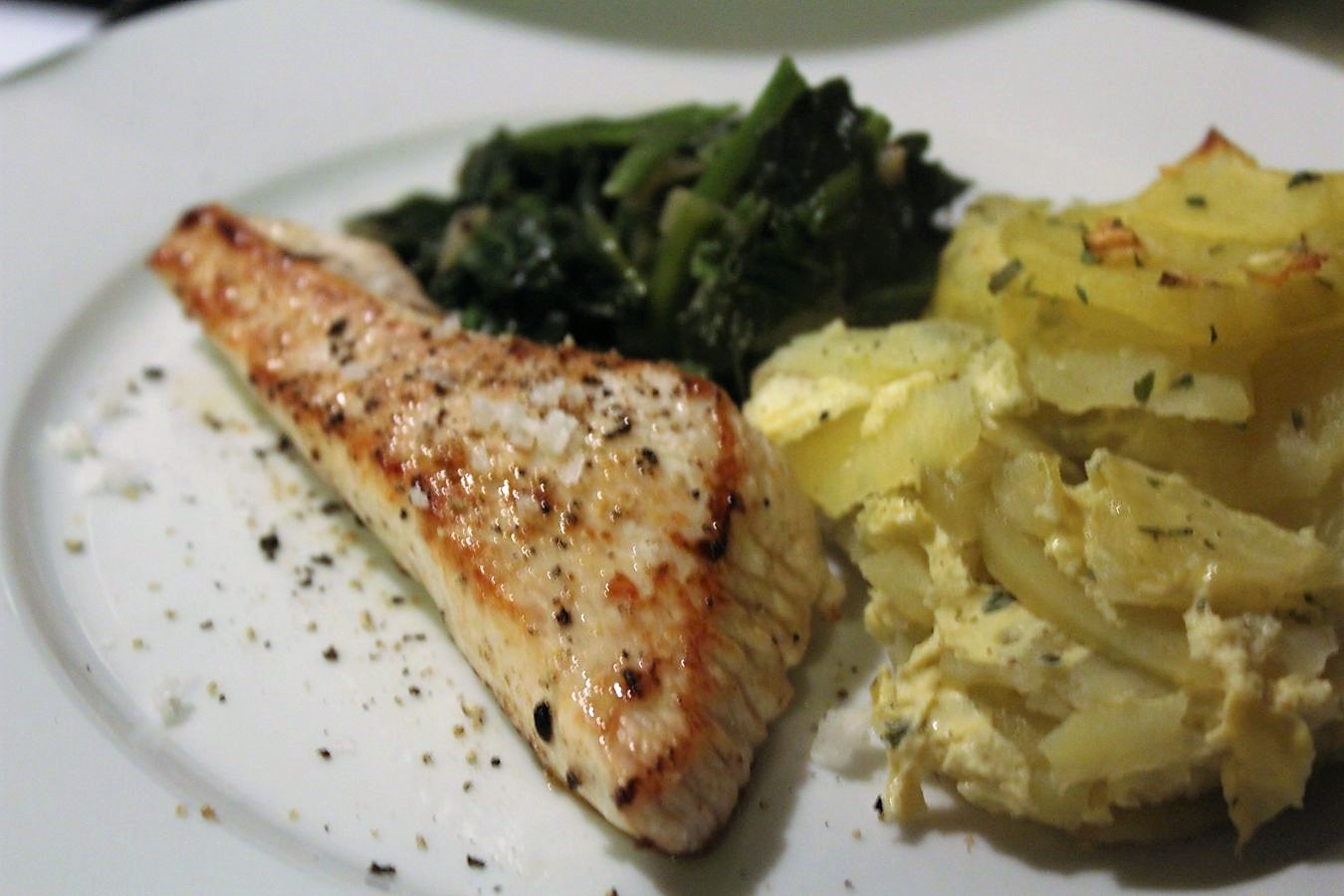 Putenschnitzel, Spinat, Kartoffelgratin und Sahnesoße – glatzkoch.de